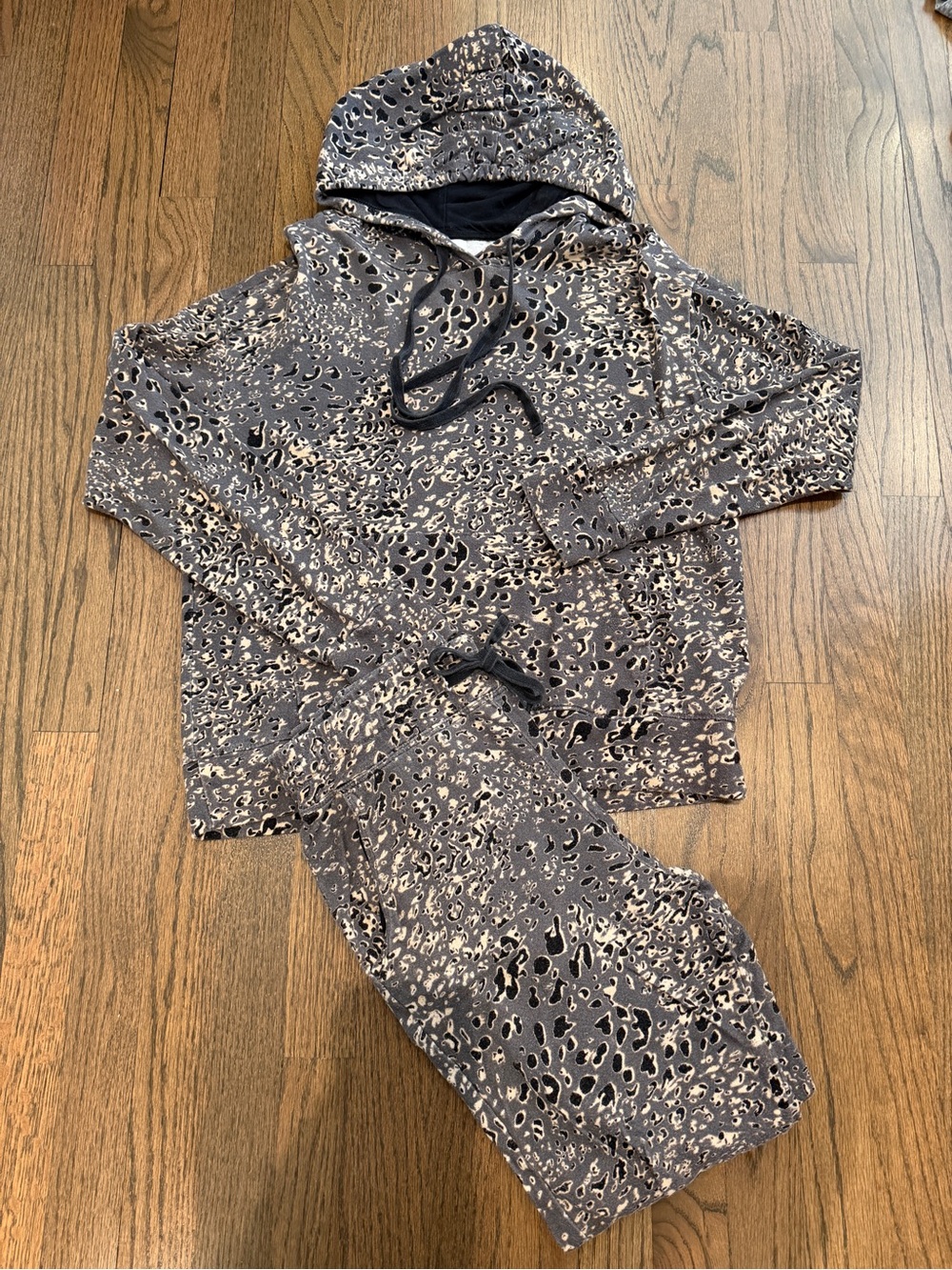 Sundry Size 1 Animal Print Jogger Set